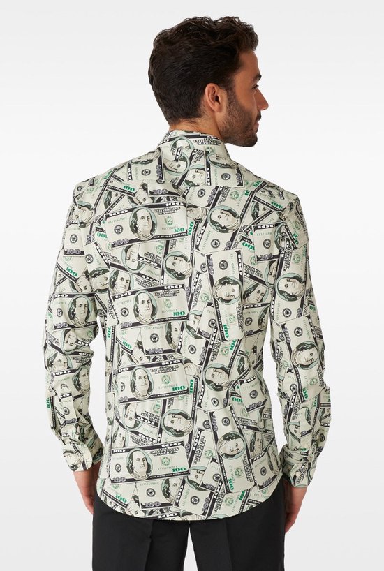 Achteraanzicht van het model in een overhemd met dollarbiljettenprint.