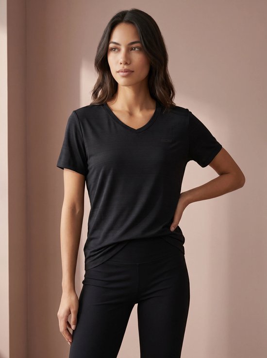 Model met korte mouwen zwart V-hals sportshirt, met logo op borst. Textuur met fijne strepen.