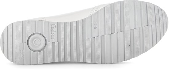 Zool van een witte Gabor sneaker met Gabor logo en ribbelprofiel