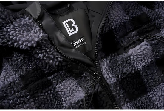 Gros plan sur la veste en polaire effet teddy avec fermeture éclair et le logo Brandit sur l'étiquette.