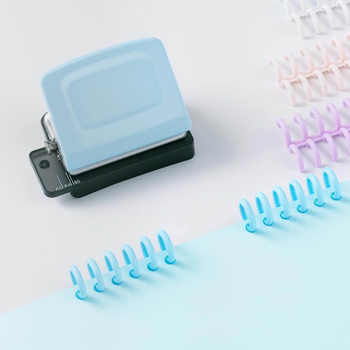 - Mini 6-gaats perforator, doe-het-zelf creatieve boekbindmachine voor planner, A4-30 gaten, A5-20 gaten, B5 26 gaten met 16 stuks 6-gaats losbladig - blauw