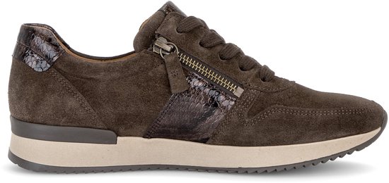 Zijaanzicht van bruine suède sneaker met rits en slangenprint detail.