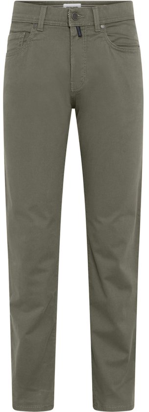 Voorkant van een olijfgroene Pierre Cardin chino met knoopsluiting en steekzakken.