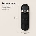 Zwarte SUOTU skateboard draagtas van 80 x 20 cm met skateboard erin. Afmetingen worden aangegeven.