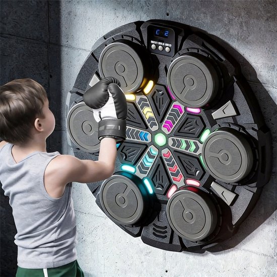 Een jongen met bokshandschoenen slaat op een ronde, zwarte boksmachine met 6 ronde doelen en gekleurde LED-lichtjes.