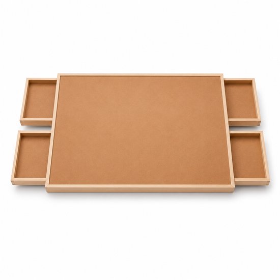 Een leeg houten puzzelbord met vier uitschuifbare lades, op een witte achtergrond.