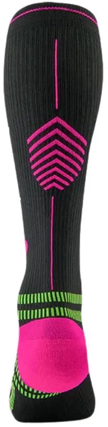 Zwarte hardloopsokken met roze en neon-groene accenten. Met roze hiel en teen.