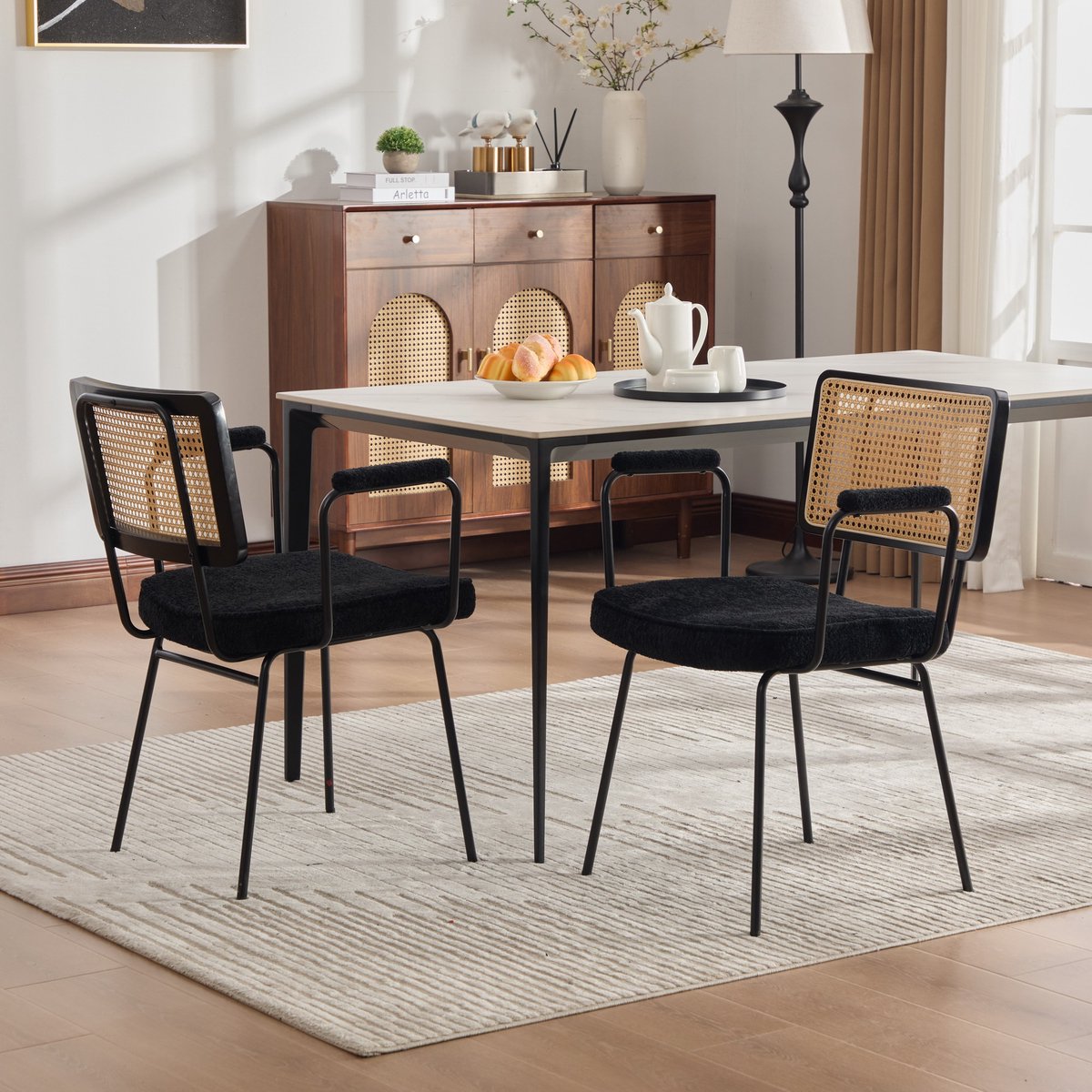 MEUNIQ eetkamerstoel set van 2 met armleuningen, chenille zitting, rugleuning met houtframe en rotanlook, metalen poten, 62,5 x 58 x 82 cm, zwart Black