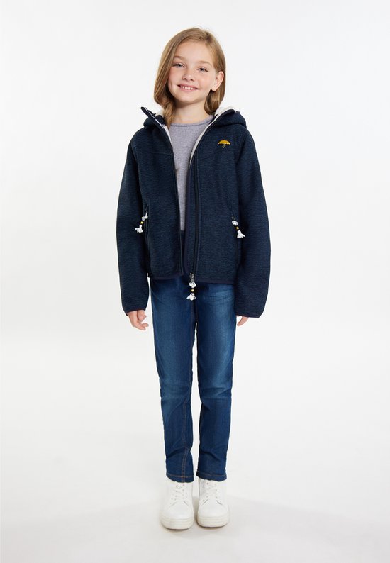 Model in donkerblauw fleece jack met teddyvoering, gele paraplu, jeans en witte sneakers.