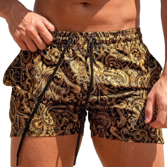 Man met zwarte zwembroek met goudkleurige barokprint.