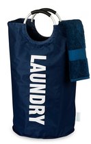 Donkerblauwe wasmand met de tekst 'LAUNDRY' en een donkerblauwe handdoek eraan.