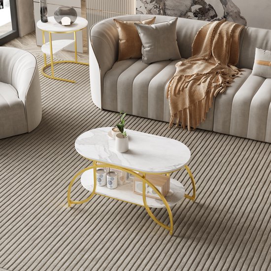 Set van twee gouden salontafels met marmerpatroon in een modern woonkamerinterieur.