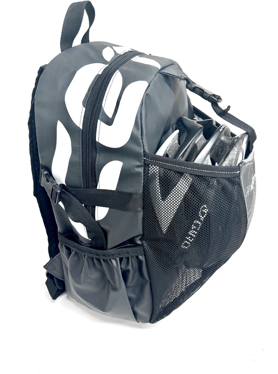 Icetec | WATERDICHTE Junior schaats rugzak 26ltr incl. helmvak 2.0-2025 - Zwart - speciaal voor "de Echte schaatser" Schaats+Skeelers+Mountainbike+Wielrennen comfortabele rugpads - gebruiksvriendelijk 9 vakken