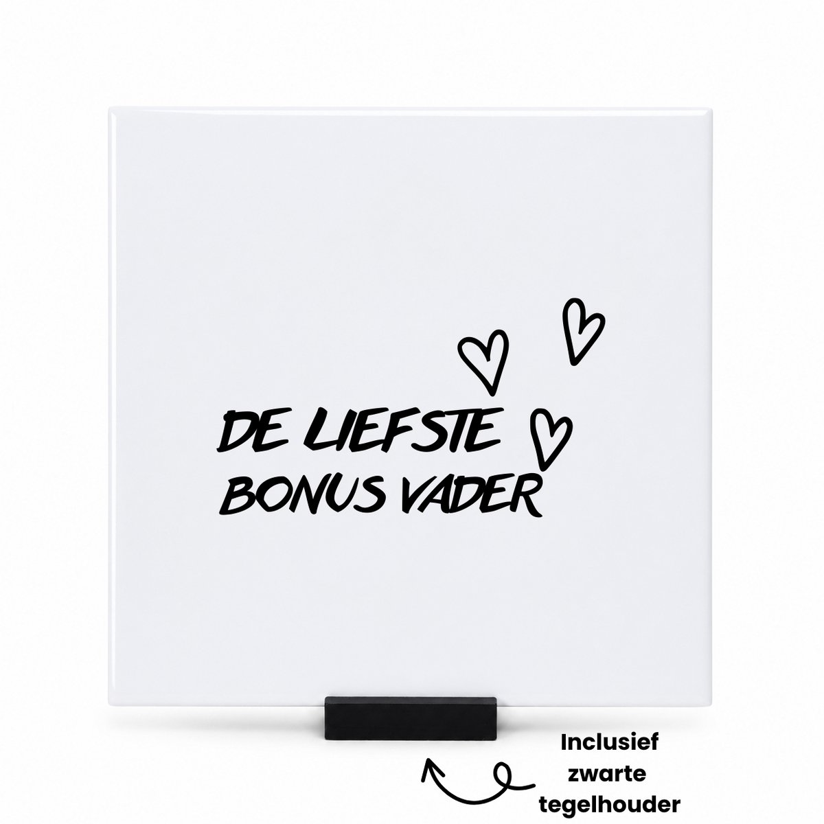Hacebo De liefste bonus vader met 3 zwarte hartjes tegeltje met tegelhouder - Vader - Liefste bonusvader - tegeltjes met tekst - Vaderdag cadeautje - Cadeau voor papa - Verjaardag - Geschenk - Cadeau - Gift - spreuktegels - 15x15 CM Wit