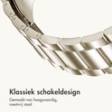 Close-up van de schakels van een zilverkleurig metalen smartwatchbandje.