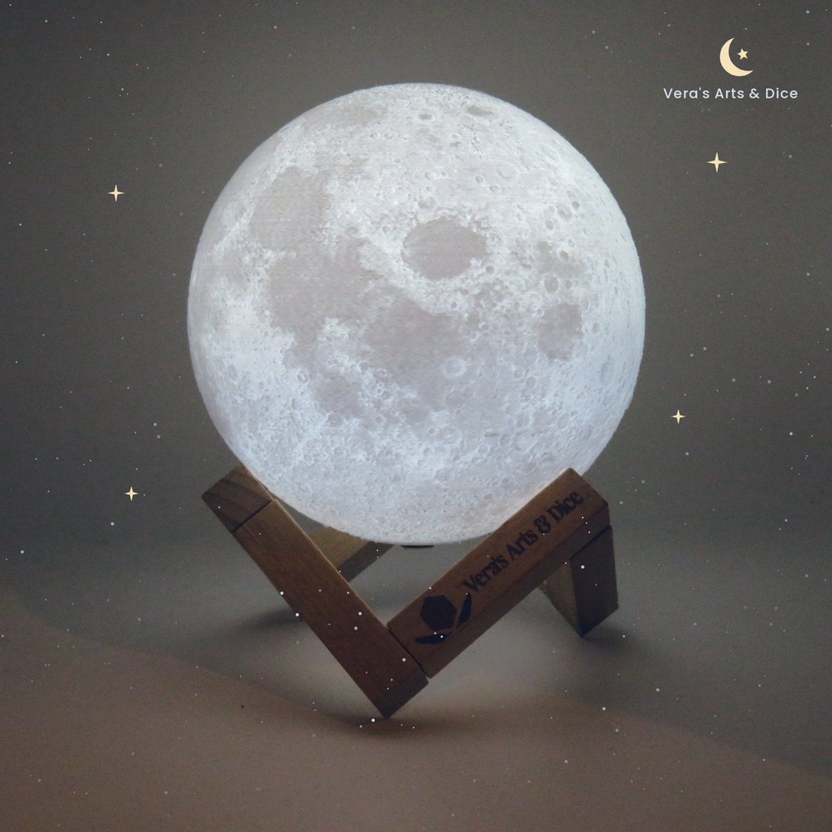 Maan Lamp - Vera's Arts & Dice - 16 Verschillende Kleuren - Planeet Lampen - Moon Lamp - LED Lamp - Oplaadbaar Dimbaar Stroboscoop Effect Afstandsbediening - 3D Print Handmade - Lampen Sfeerverlichting - Slaapkamer Woonkamer Kinderkamer