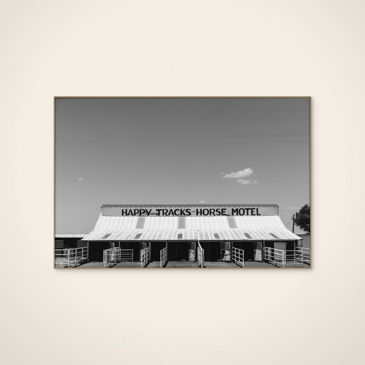 Akoestisch schilderij - 120 x 80 cm - Happy Tracks Horse Motel van Bethany Young - Dieren wanddecoratie - goud textielframe