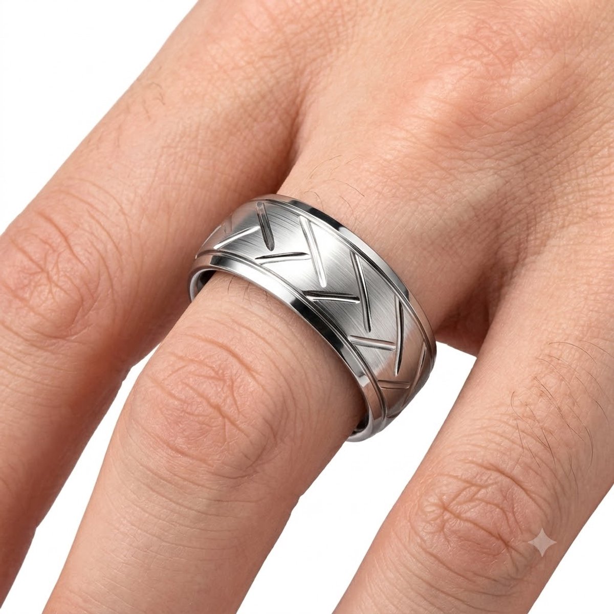 Zilverkleurige minimalistische ring heren gegraveerde ring maat 10 roestvrijstalen look brede bandring met geborsteld oppervlak en geometrisch lijnpatroon
