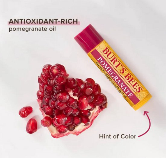 Burt's Bees granaatappel lippenbalsem met bijenkorfmotief en granaatappelpartje. Geeft een vleugje kleur.