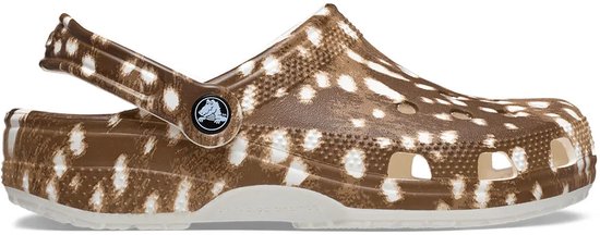 Bruine Crocs klompen met witte spikkelprint en draagband.
