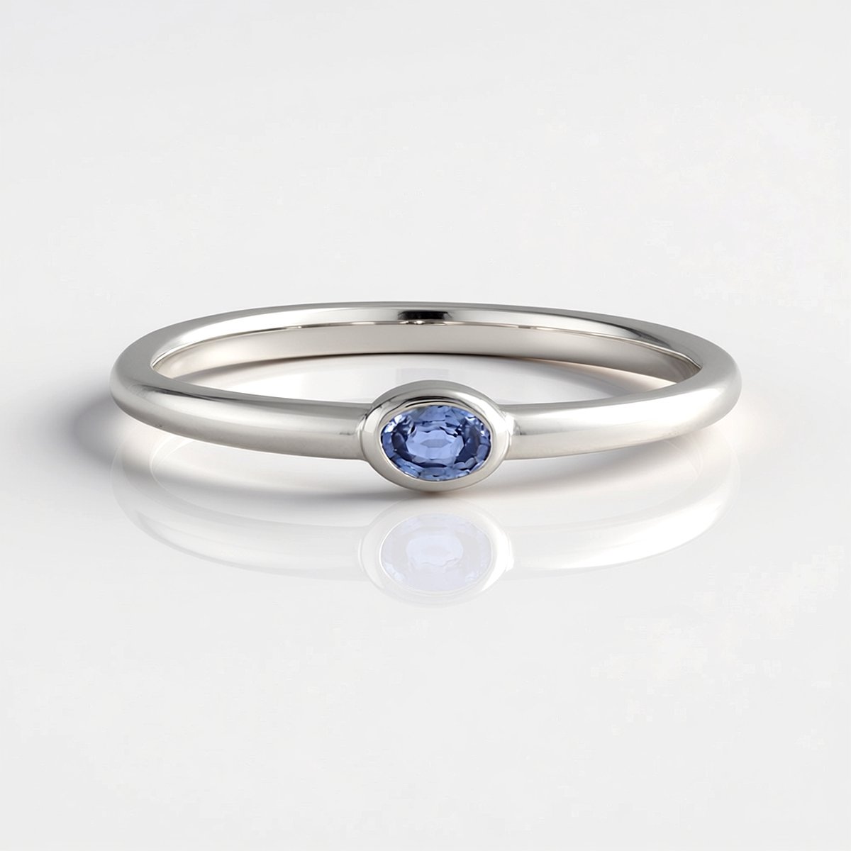 Cavill - Zilveren Ring 925 Sterling Zilver - Blauwe Ceylon Saffier 0,128 ct - Ovaal Bezelzetting - Platina Gecoat - Elegante Damesring