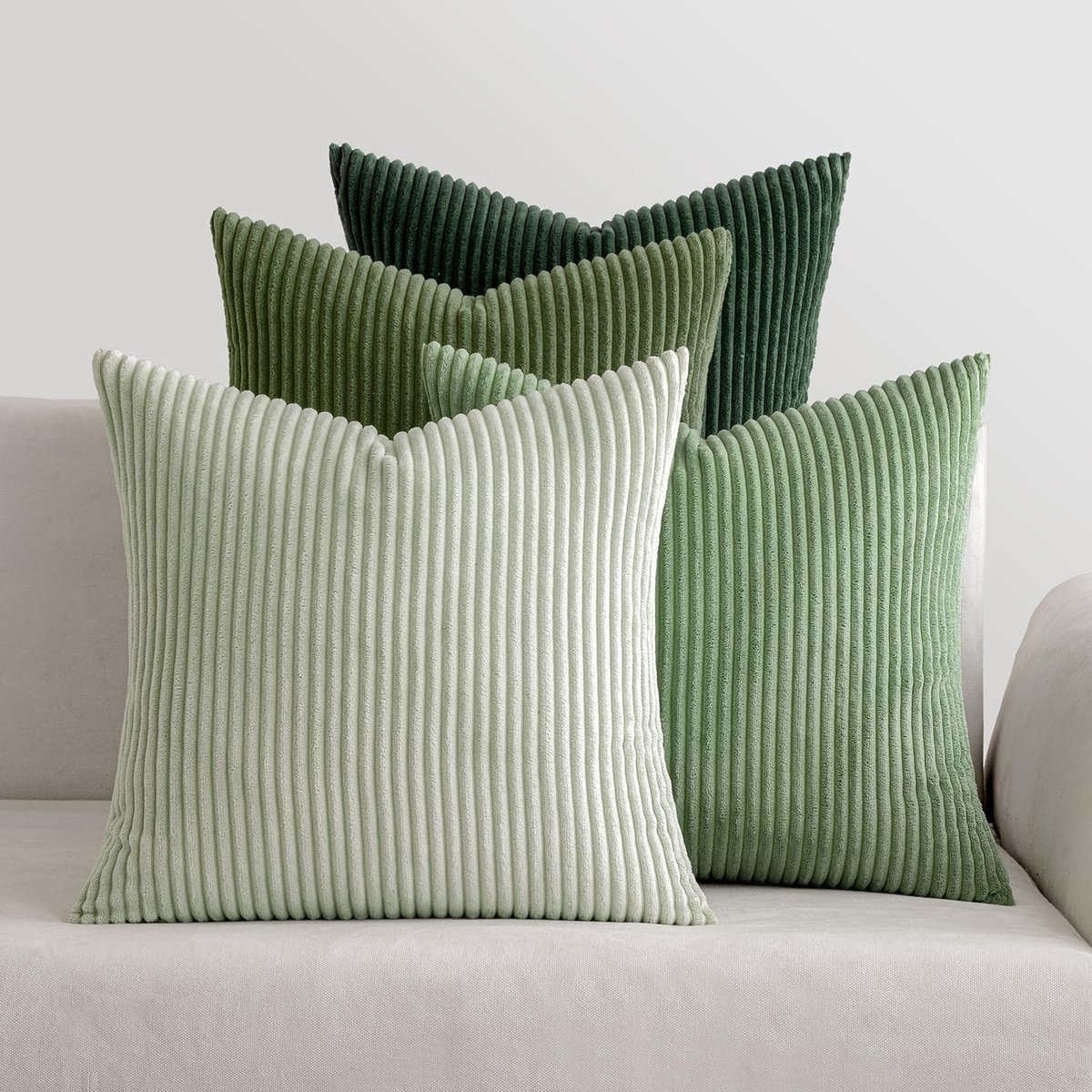 Set van 4 Fluwelen Kussenhoezen voor Kerst, Zachte Decoratieve Kussens 60 x 60 cm in Bosgroen