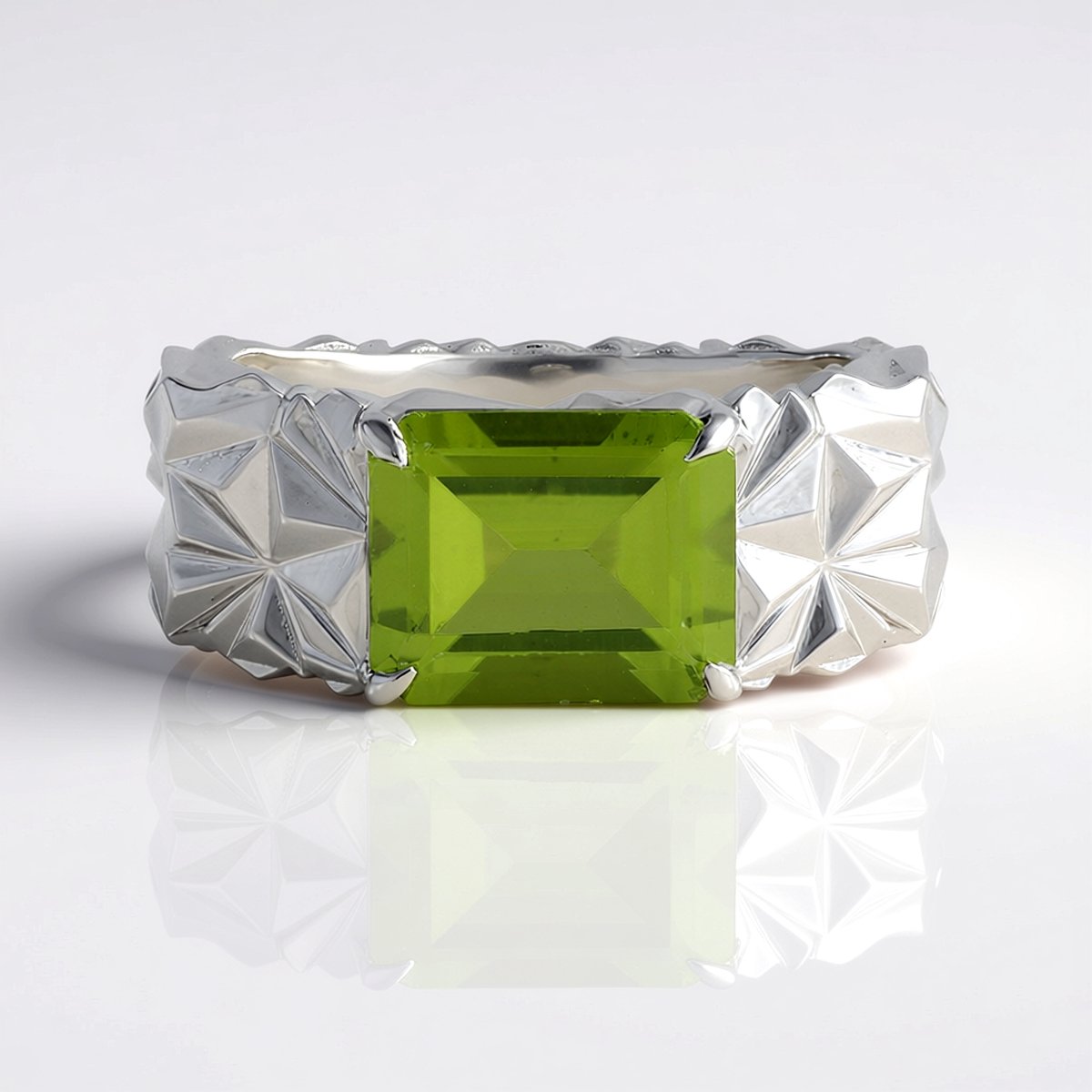 Cavill - Ring Platina Geplateerd - 2,95 ct Peridoot Achthoekig Trapgeslepen - Elegante Groene Edelsteen - Sterling Zilver Sieraden Dames