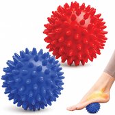 Twee massageballen, één rood en één blauw, met stekels. De blauwe bal wordt gebruikt voor voetmassage.