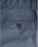 Blauwe chino achterzak met knoopsluiting.