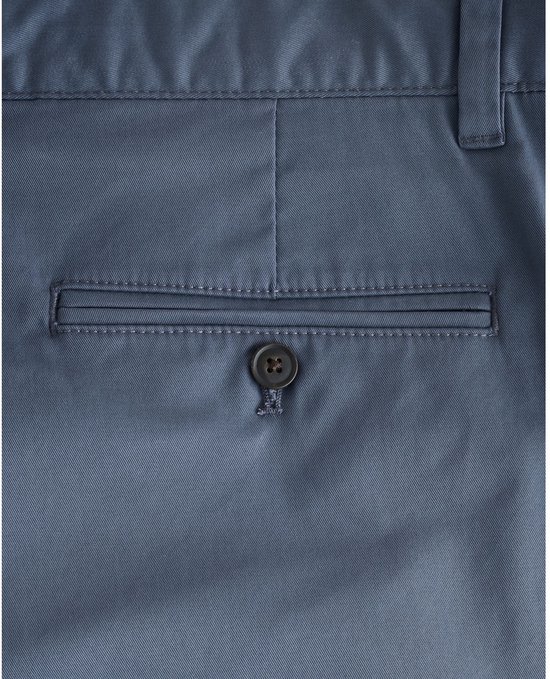 Blauwe chino achterzak met knoopsluiting.