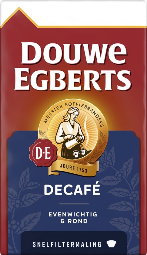 Rode verpakking van Douwe Egberts Decafé filterkoffie. Blauwe band met bloemmotief. Goudkleurig logo met vrouw en tekst 'Joure 1753'.
