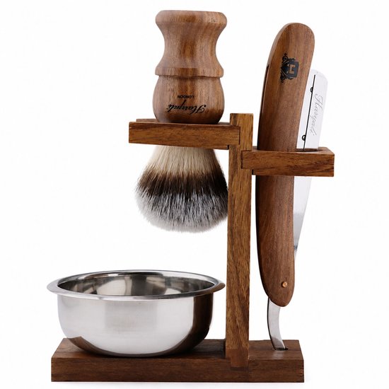 Houten scheerset met een scheerkwast, scheermes en scheerkom op een houten standaard.