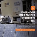 Zwarte powerstation en zonnepanelen buiten, naast een caravan. "KOM NOOIT MEER ZONDER STROOM TE ZITTEN".