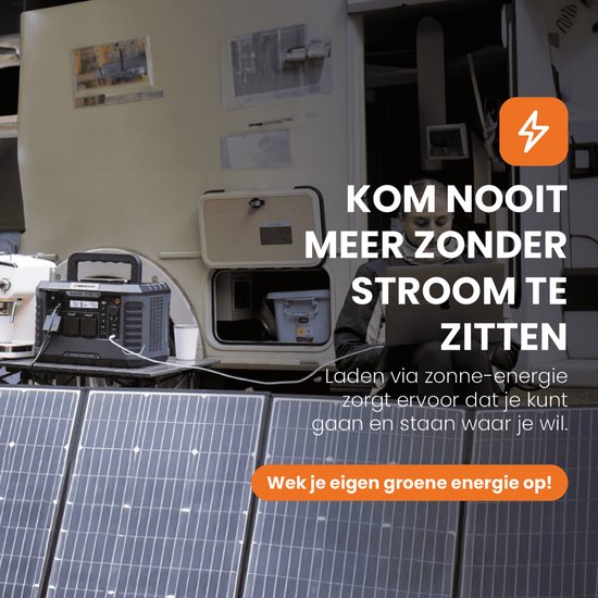 Zwarte powerstation en zonnepanelen buiten, naast een caravan. "KOM NOOIT MEER ZONDER STROOM TE ZITTEN".