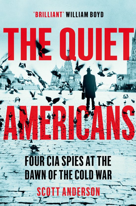 Boekomslag van 'The Quiet Americans' met een man in een hoed die wegloopt van een menigte duiven, met de tekst 'BRILLIANT' WILLIAM BOYD, THE QUIET AMERICANS, FOUR CIA SPIES AT THE DAWN OF THE COLD WAR, SCOTT ANDERSON.