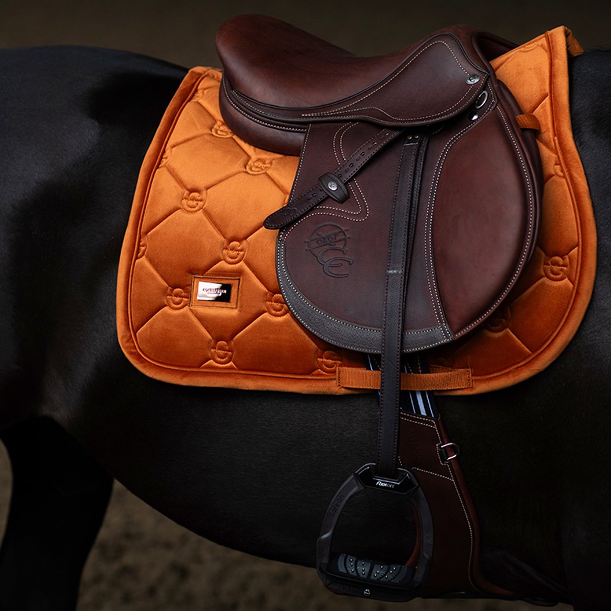 Equestrian Stockholm Zadeldek Equestrian Stockholm Velvet Chestnut Springen Oranje