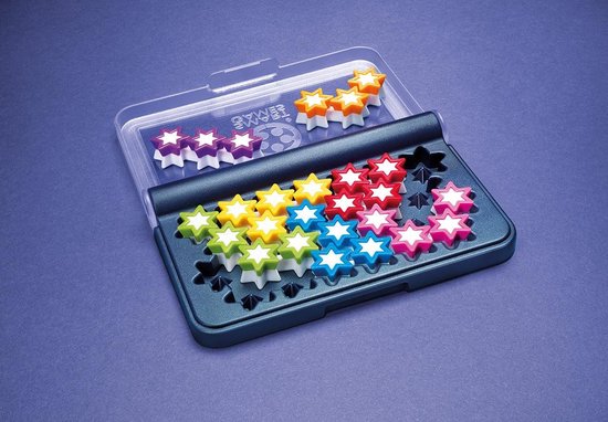 Een spel met 7 felgekleurde stervormige puzzelstukjes, waaronder rood, geel, groen, blauw, paars en oranje. De stukjes zijn op een donkergrijs spelbord geplaatst met uitsparingen, deksel omhoog.