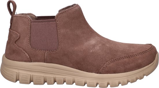 Vue latérale de chelsea boot en suède marron avec côtés élastiques et semelle beige.