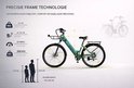 Groene elektrische fiets met maatschets en specificaties, inclusief gewicht en bereik.
