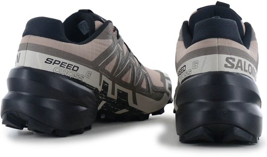 Achterkant van beige Salomon Speedcross 6 trailrunningschoenen met zwarte zolen en opdruk.