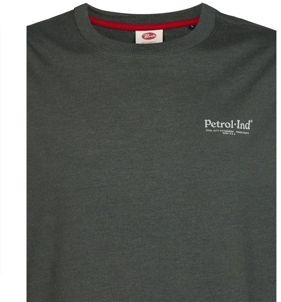 Close-up van een donkergroen T-shirt met lange mouwen met Petrol Industries opdruk op de borst.