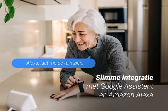 Vrouw met smartwatch praat met Alexa in een keuken, slimme integratie.