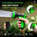 Hand met groene sproeikop en slang, laat water spuiten. Duidelijke greep, lichte bediening.