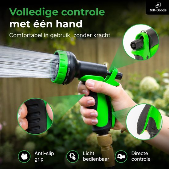 Hand met groene sproeikop en slang, laat water spuiten. Duidelijke greep, lichte bediening.