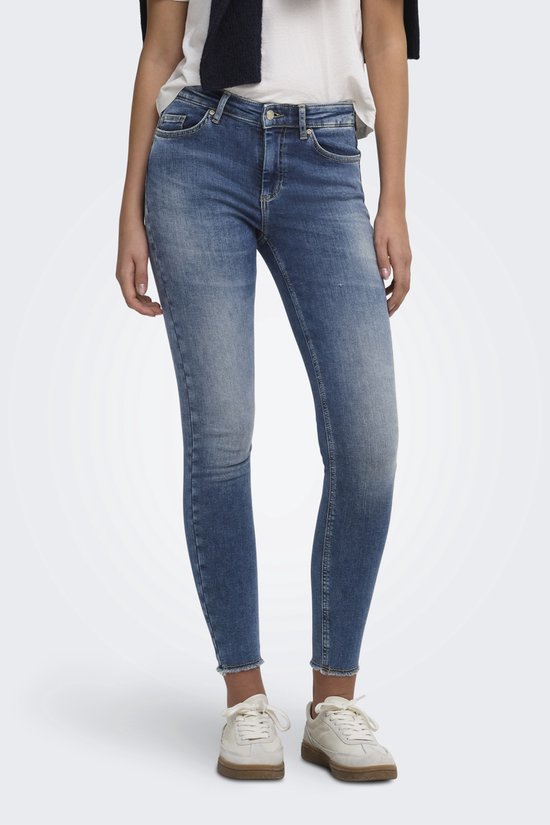 Blauwe skinny jeans met lichte wassing en rafelige zoom.