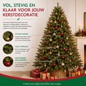 Gedecoreerde kerstboom met rode en gouden ballen en lichtjes. Met tekst over stevige takken en volle opbouw.