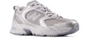 Grijze New Balance 530 sneakers van mesh en metallic materiaal, vanaf de zijkant.