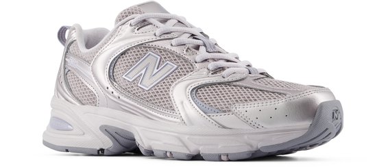 Grijze New Balance 530 sneakers van mesh en metallic materiaal, vanaf de zijkant.