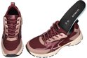 Twee burgondische sneakers met roze en beige accenten, vetersluiting, een met losse binnenzool.