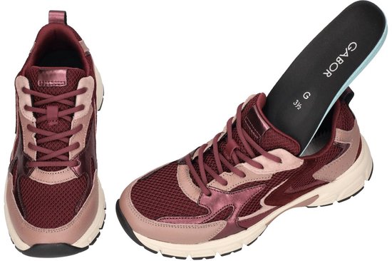 Twee burgondische sneakers met roze en beige accenten, vetersluiting, een met losse binnenzool.
